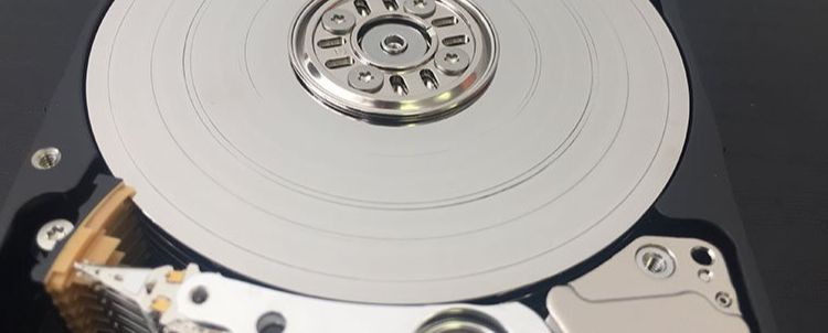 Poškozený povrch datové plotny pevného disku